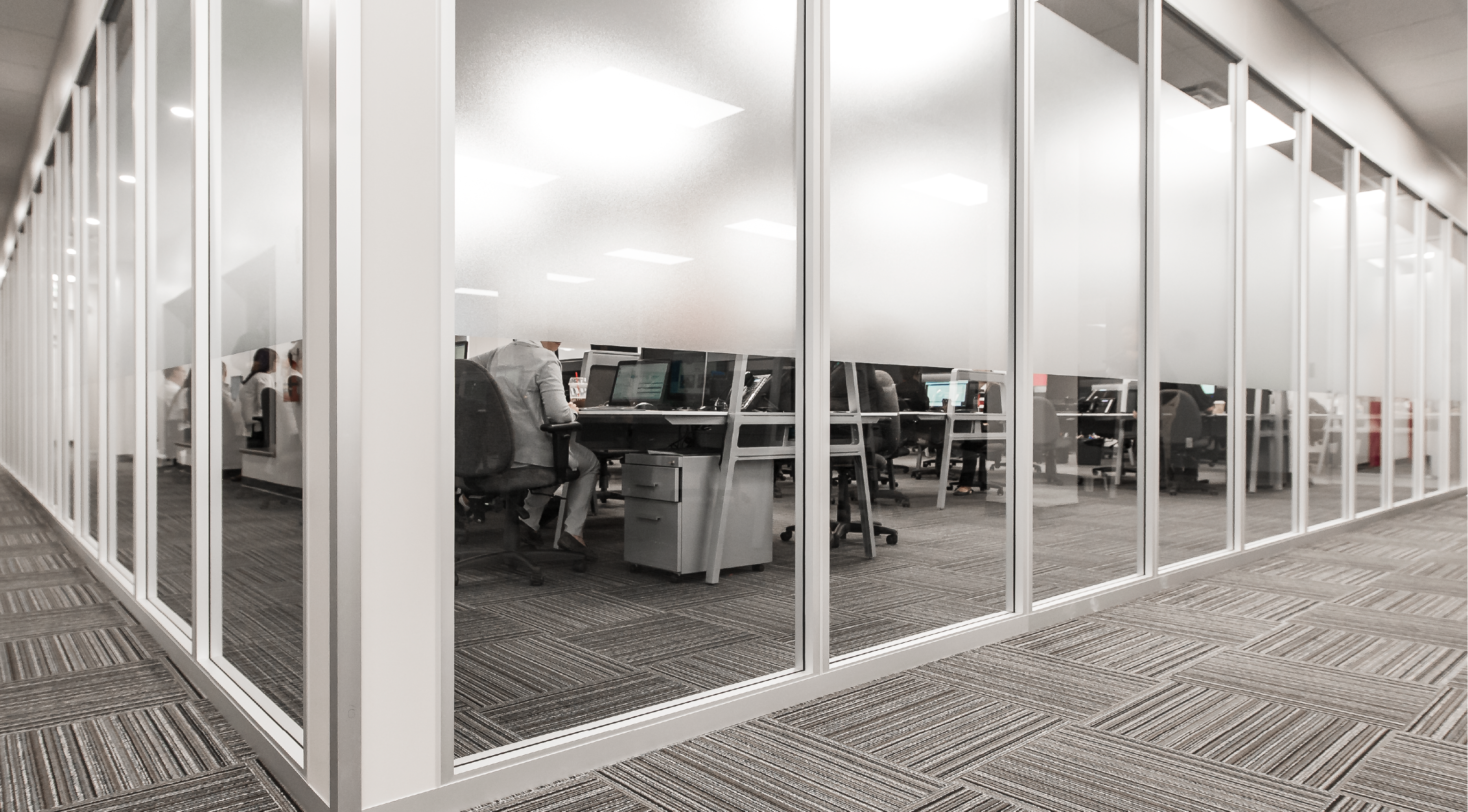 Dynamic huddle-zone furnished flexibly for multi-purpose discussions